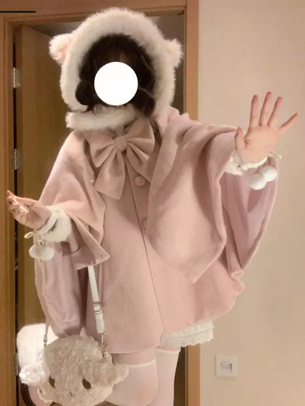pink-sweet-lolita-poncho-cape-loose-fit-silhouette-waving-pose-lamb-bag-styling-mirror