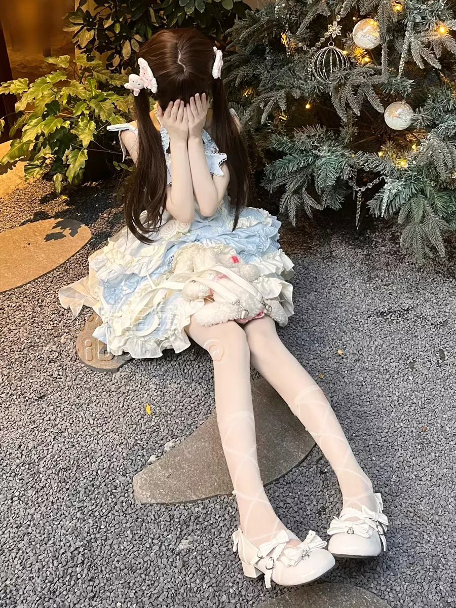 Sweet lolita fairy dress side sitting pose outdoor Christmas scene brown twin-tail model white stockings bowknot shoes plush doll