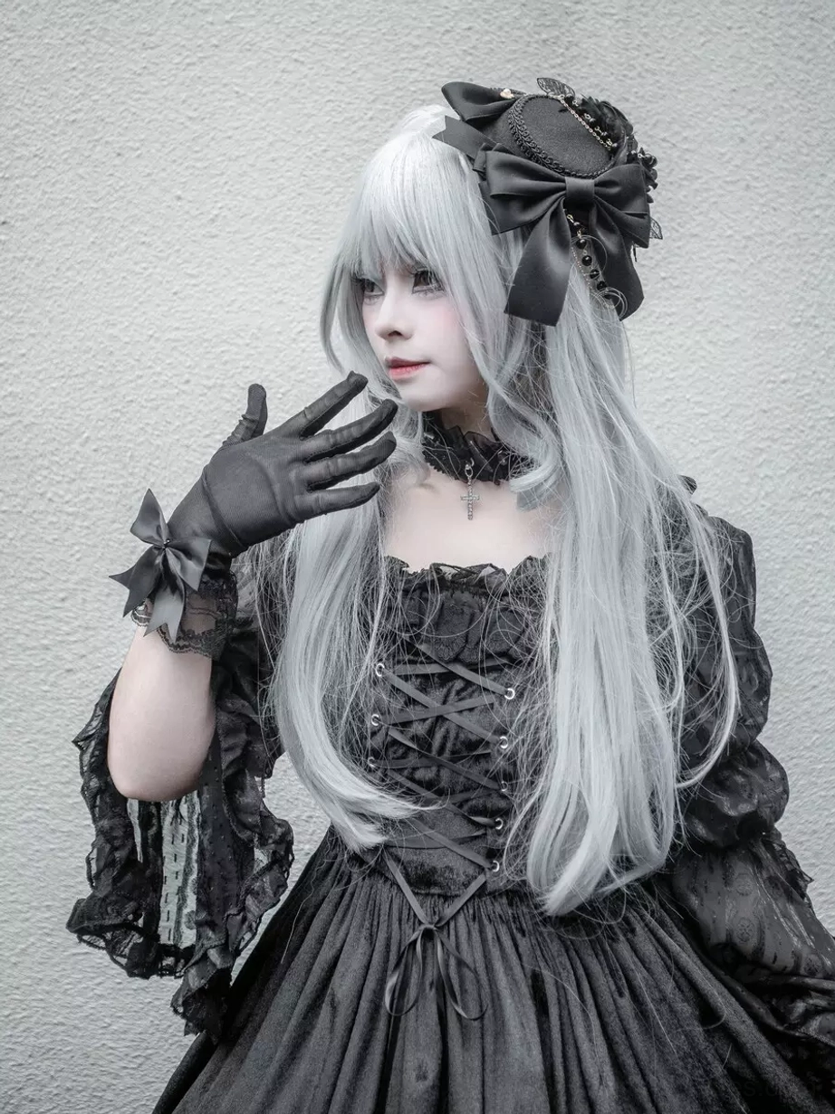 Black gothic lolita jsk dress upper body close-up lace-up bodice head bow choker lace gloves