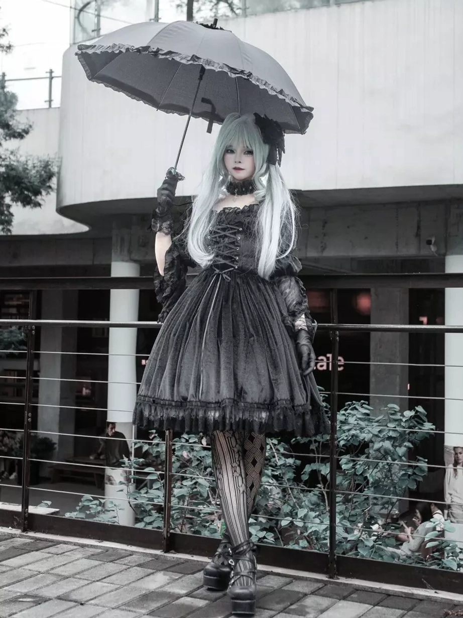 Black gothic lolita jsk dress full front view model balcony parasol ruffled skirt hem