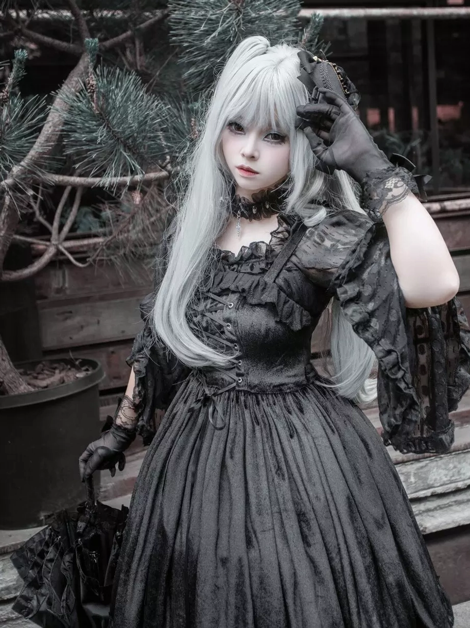 Black gothic lolita jsk dress half-body front view ruffled neckline flared lace sleeves choker