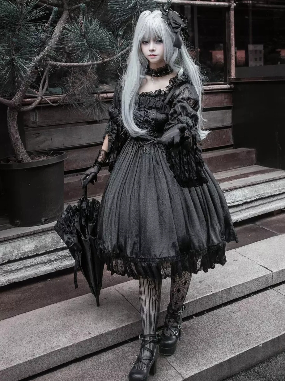 Black gothic lolita jsk dress side view model umbrella striped stockings flared lace sleeves