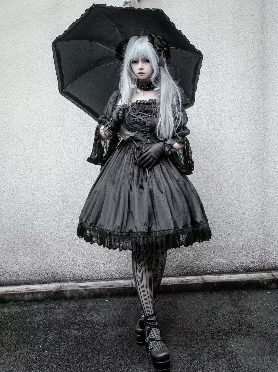 Black gothic lolita jsk dress three-quarter view model head bow black gloves frilled hem