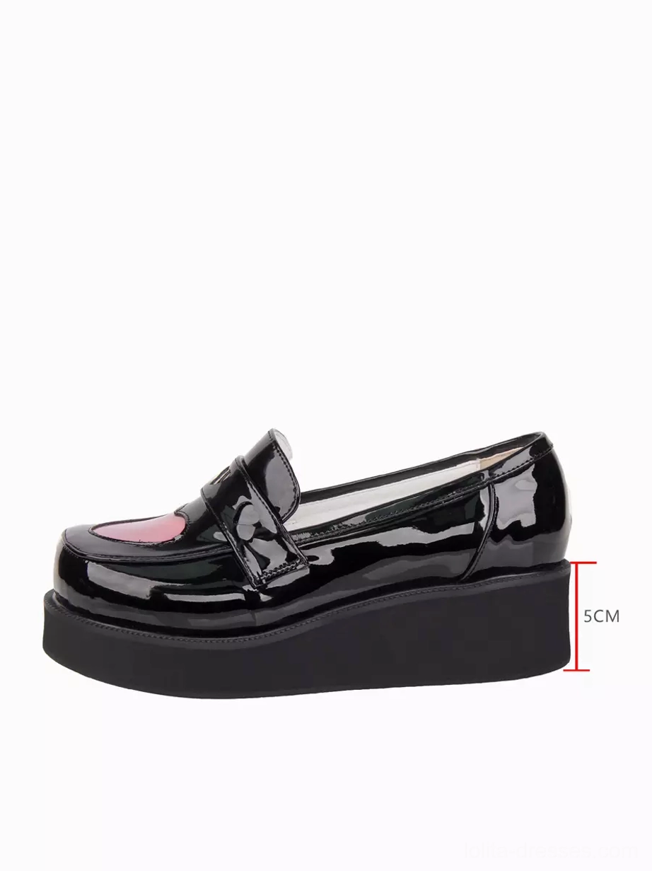 Side profile of black patent leather Lolita platform pump showing 5cm thick wedge sole with height measurement and holographic pink heart accent