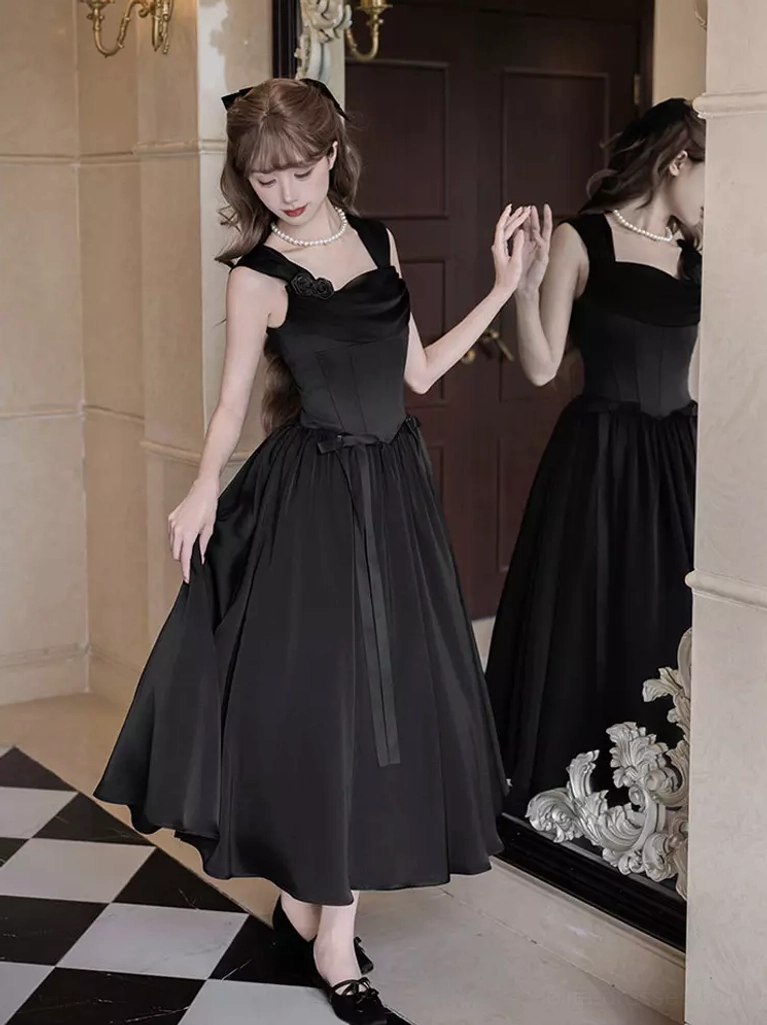 Black vintage sweet Lolita midi dress mirror side view with sweetheart strap neckline, structured corset waist and flared swing skirt