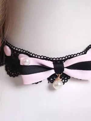 Close-up front view of gothic lolita choker featuring delicate black scalloped lace, color-block bow, and dangling pearl pendant detail