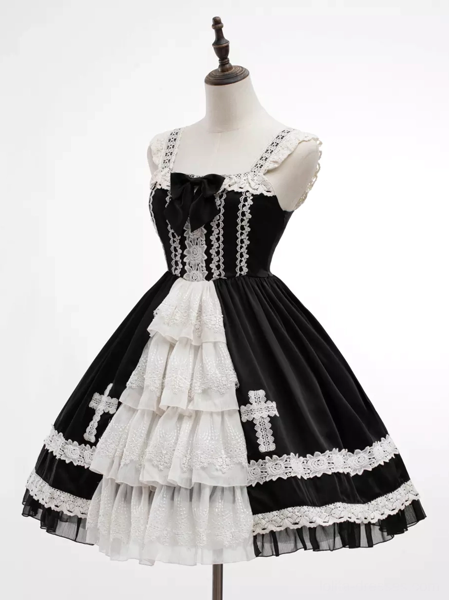 Size comparison or model wearing gothic lolita JSK dress demonstrating fit on different body type, showing how petticoat creates volume and proper lolita proportions
