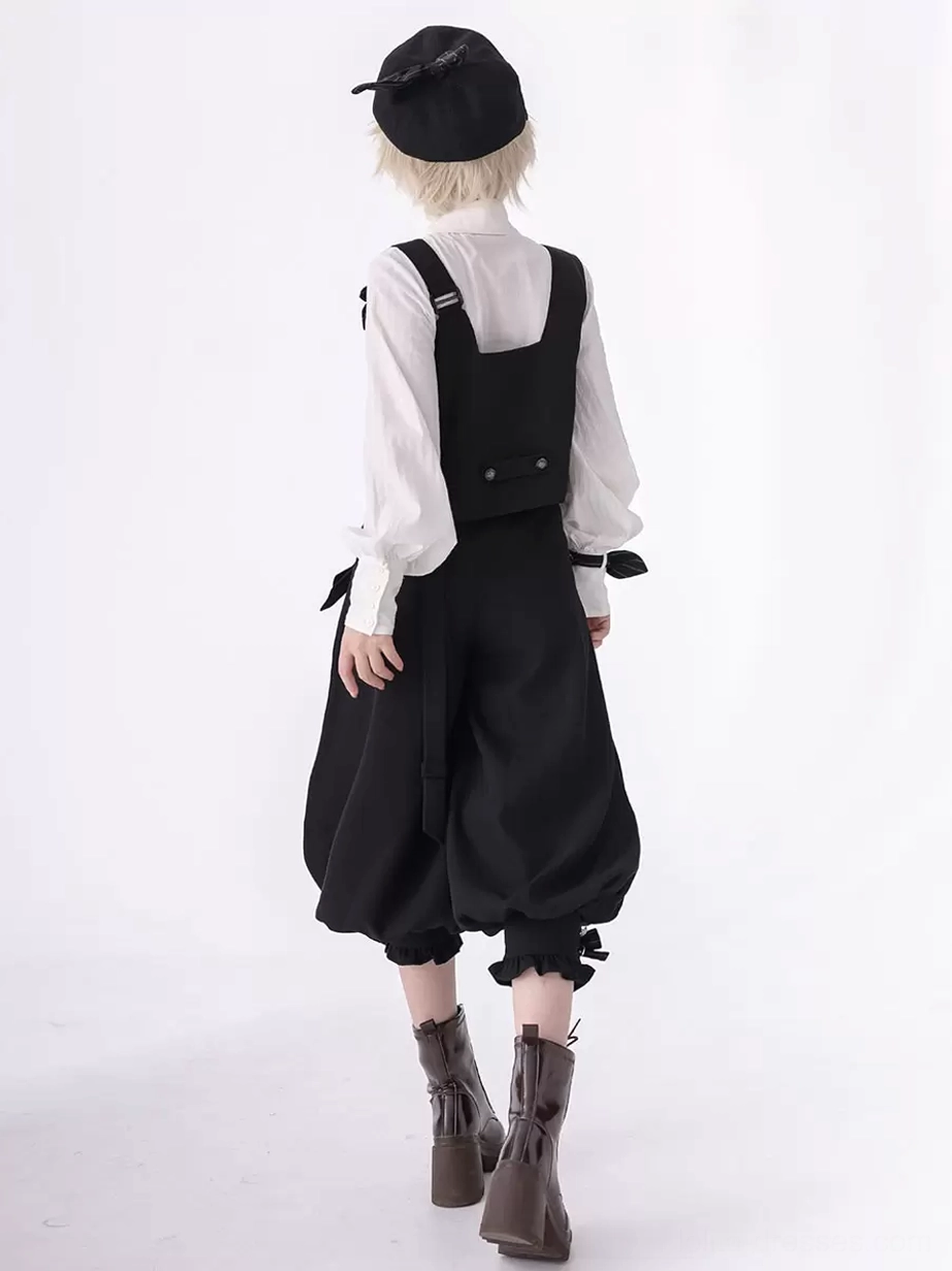 Back view of Gothic Ouji cropped bloomers backless vest ruffled shorts hem black beret