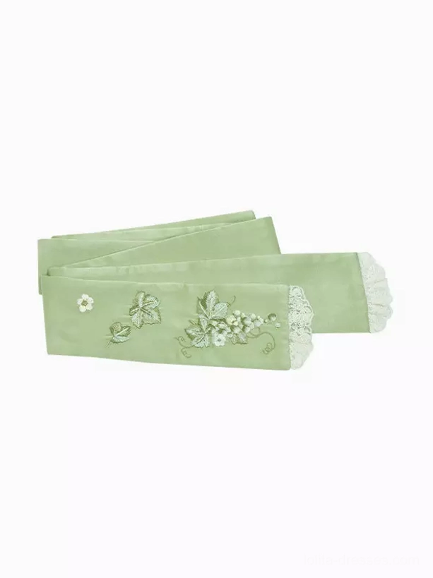 Peter Pan collar and neckline detail of green sweet lolita dress featuring lace trim, embroidery accents, and soft rounded collar characteristic of sweet lolita fashion aesthetic