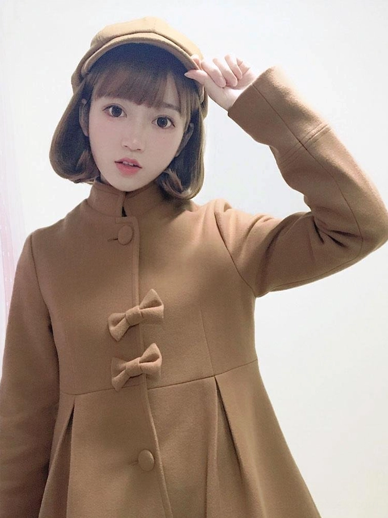 khaki wool lolita overcoat stand collar bow decorations round buttons close-up upper body shot newsboy cap styling