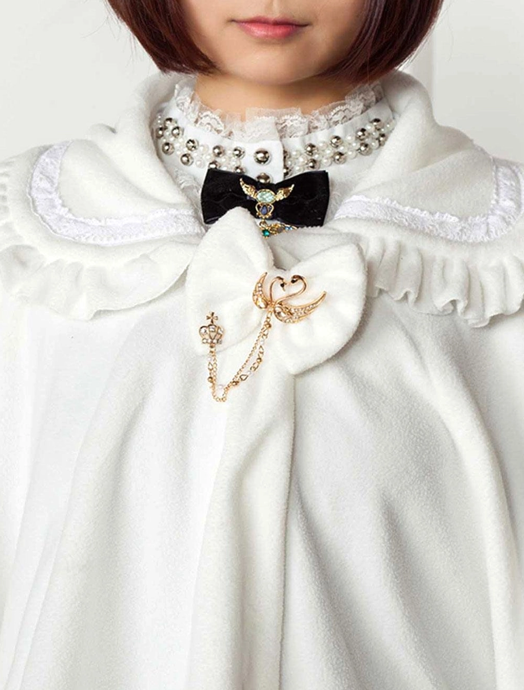 lolita cloak peter pan collar close-up detail rhinestone choker black bow tie gold brooch neckline