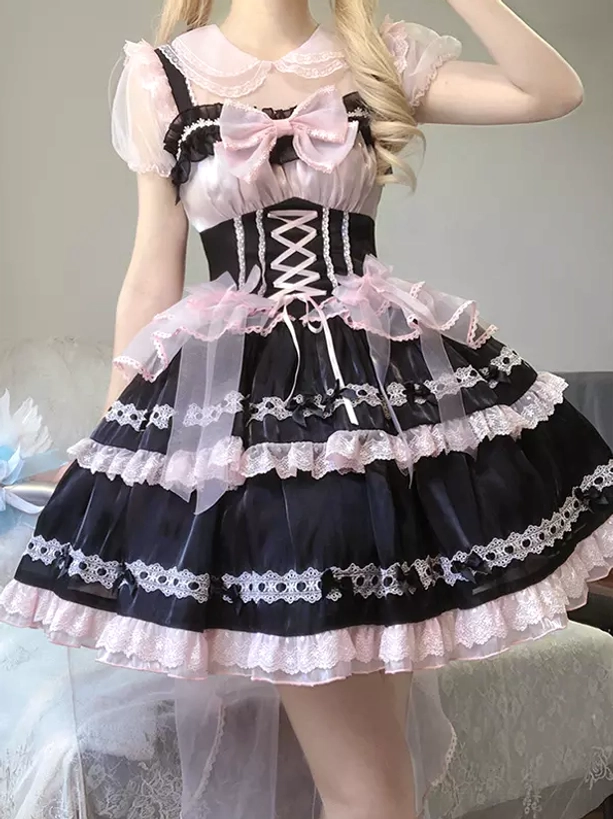 Sweet lolita dress upper body detail with Peter Pan collar, short puff sleeves, front oversized bow, black-pink coordinate styling