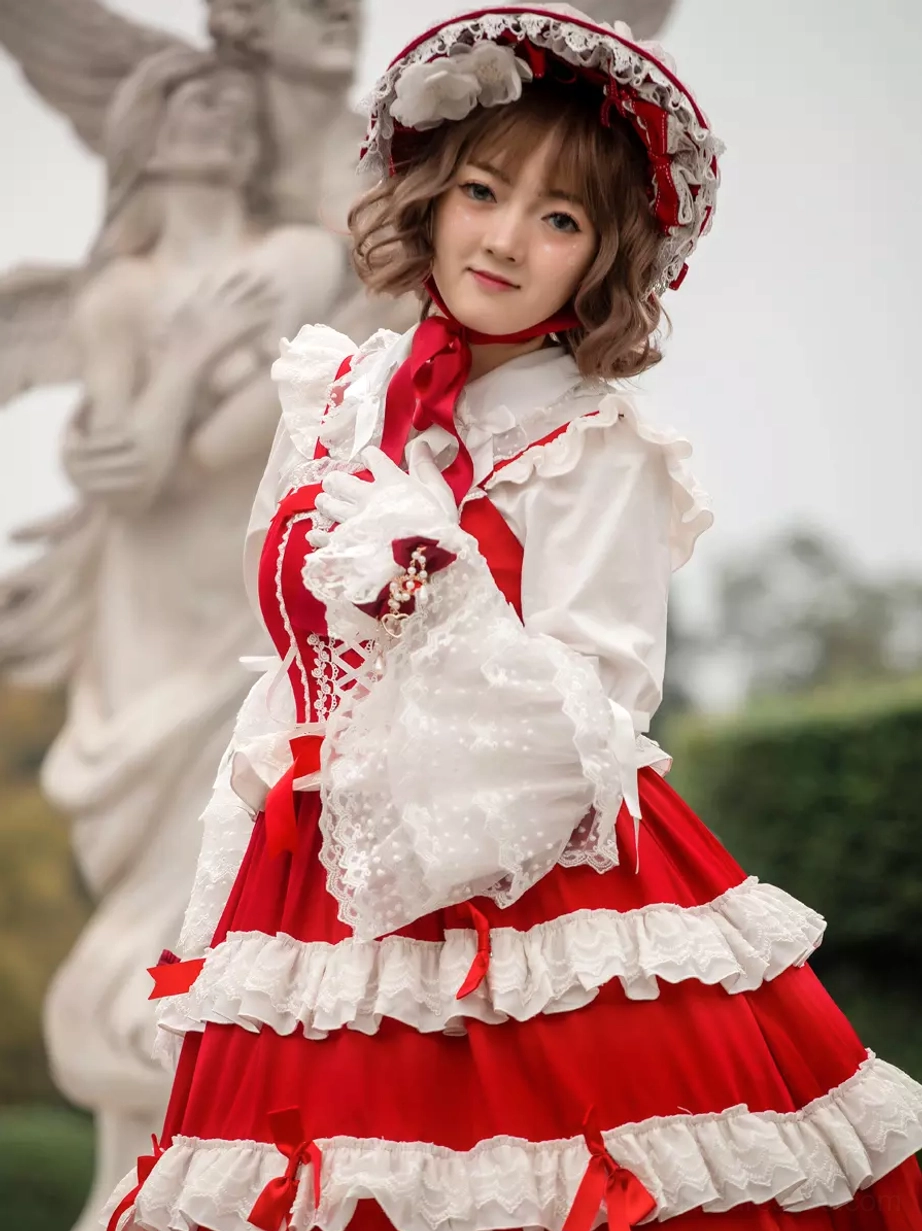 Lolita dress set close-up view lace handbag ruffled bonnet hat curly hair sweet fashion