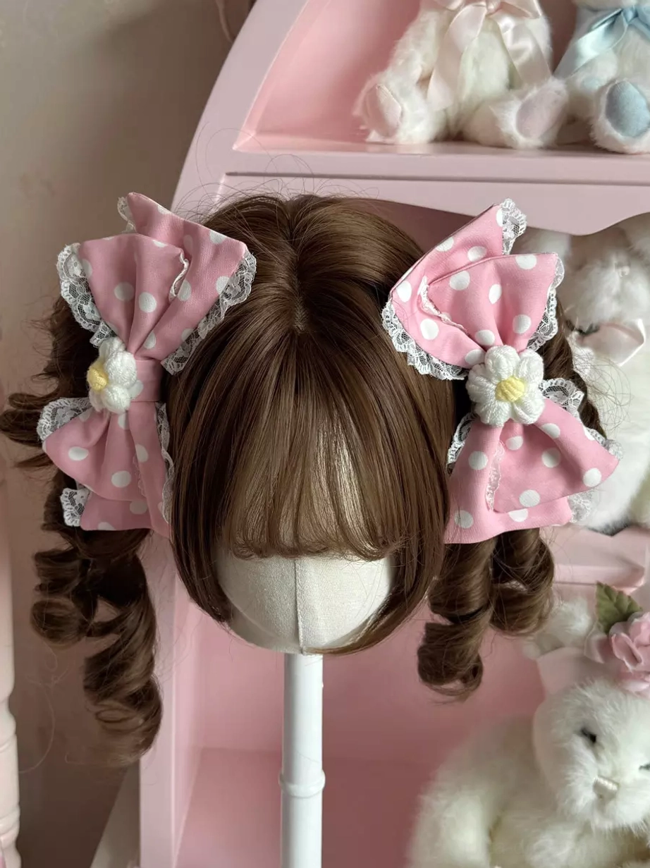 Matching pink polka dot twin-tail hair bows with daisy flower decorations close-up displayed on wig mannequin sweet lolita hair accessory coordinate complete set